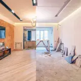 Un lado muestra un salón moderno y amueblado, el otro, una obra en proceso. Un claro ejemplo de cambio de uso y renovación.