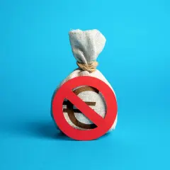Bolsa de dinero con símbolo de prohibido. Se puede vender una propiedad si un heredero no quiere, pero puede haber complicaciones.