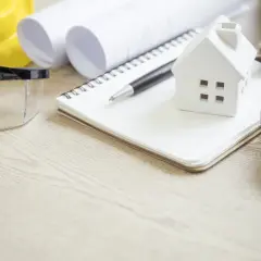 Casco, gafas, planos, libreta, bolígrafo, casa modelo, cinta métrica y lupa. ¿Irph qué es? Herramientas para construir sueños.