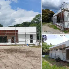 Casa moderna en construcción, con andamios. Averiguar cuanto cuesta construir una casa es clave para este proyecto.