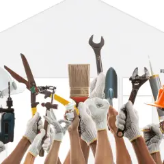 Manos con herramientas y cascos, listos para el mantenimiento de propiedades. Logo de HUB INMOBILIARIO.