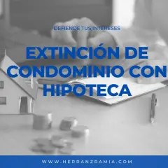 Modelo de casa, monedas y texto "Extinción de condominio con hipoteca". Defiende tus intereses.