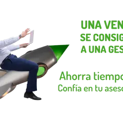 Hombre en cohete, simbolizando cómo vender un piso rápido con gestión eficaz. Ahorra tiempo y esfuerzo.