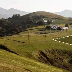 Parcela marcada en un paisaje montañoso, ideal para aprender como calcular el desnivel de un terreno y planificar construcciones.