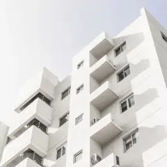 Edificio blanco moderno con balcones escalonados y ventanas. La **irph situación actual** se refleja en la arquitectura limpia y funcional.