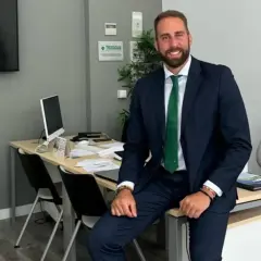 Agente de Tecnocasa, agencia inmobiliaria, sonríe en su oficina. Las reseñas de clientes avalan su profesionalidad.