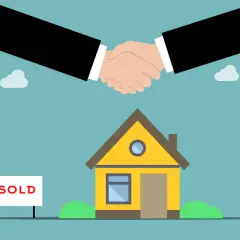 A handshake seals the deal on a yellow house with a "SOLD" sign. This signifies successful property transactions and the associated honorarios inmobiliaria.