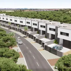 Una hilera de modernos chalets pareados blancos y grises, rodeados de pinos, con una carretera y coches.