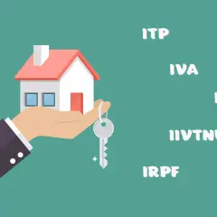 Mano con casa y llave, simbolizando la compra de una vivienda de segunda mano y los impuestos asociados como el IVA.