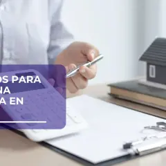Calculadora, casa modelo y llaves sobre documentos, sugiriendo consejos para la ley hipotecaria en España.