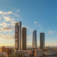 Las Cuatro Torres y el skyline de Madrid al atardecer, un reflejo de los mejores barrios de Madrid.
