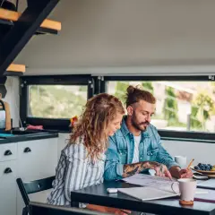 Pareja revisando planos para comprar piso sin entrada.
