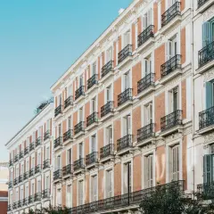 Edificios de ladrillo y piedra con balcones de hierro forjado, como se constituye una comunidad de bienes en un edificio histórico.