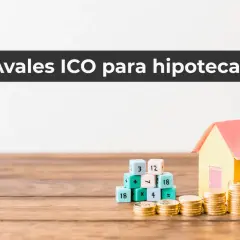 Mini casa, monedas y dados con números. Texto: Avales ICO para hipotecas. ¡Solicitar aval ICO hipoteca es más fácil!