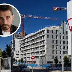 Un hombre mira hacia la cámara con edificios modernos y grúas de construcción de fondo, reflejando el dinamismo del mercado inmobiliario.