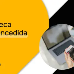 Texto sobre fondo amarillo: "Hipoteca preconcedida". Una mano sostiene un teléfono móvil frente a un portátil.