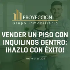 Pareja sonriente con cajas de mudanza. Texto: "Vender un piso con inquilinos dentro: ¡Hazlo con éxito!".