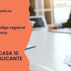 Casa10Alicante.es explica el código registral único. Una casa de juguete sobre dinero, con personas en el fondo, sugiere una transacción inmobiliaria.