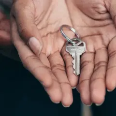 Manos sostienen una llave, símbolo de un nuevo comienzo o la oportunidad de refinanciar hipoteca para mejorar tu hogar.