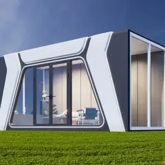 Moderna casa cápsula con grandes ventanales, ubicada en un campo verde bajo un cielo azul.