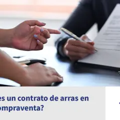 Manos firmando un contrato de arras, símbolo de un acuerdo inmobiliario.
