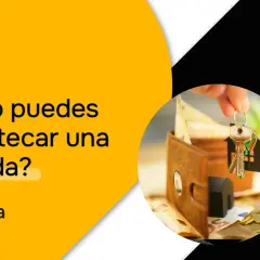 ¿Cómo puedes rehipotecar una vivienda? Una mano sostiene llaves con un llavero de casa, junto a una billetera y dinero.