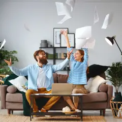 Pareja celebra lanzando papeles al aire, quizás tras leer buenas gradual homes opiniones.