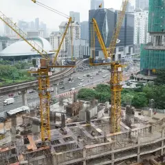 Grúas amarillas en obra de construcción urbana. La tasación del solar urbano avanza con la edificación de rascacielos.