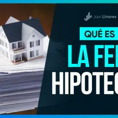 Maqueta de casa sobre montón de papeles. El banco no me da la fein para la hipoteca.