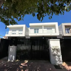 Modern houses behind a black gate. A tasador hipoteca would appreciate the clean lines and potential value.