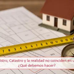 Plano de una finca registral con maqueta de casa, cinta métrica y brújula.