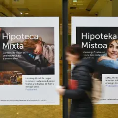 Anuncios de Kutxabank sobre hipotecas mixtas. Un cartel muestra a un niño durmiendo, el otro a una mujer sonriendo.