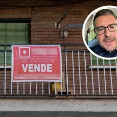 Hombre sonriente en un círculo sobre un cartel rojo de "SE VENDE" de servicios inmobiliarios, indicando oportunidades de inversiones inmobiliarias.