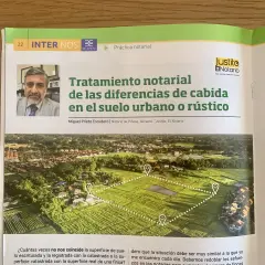 Artículo sobre el tratamiento notarial de diferencias de cabida en fincas. La imagen muestra una vista aérea de parcelas y casas, con marcadores que sugieren la delimitación de un terreno, abordando el problema del exceso de cabida.