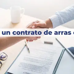 Apretón de manos sobre un contrato, con gafas y tablet. El texto pregunta: "¿Qué es un contrato de arras o señal?".