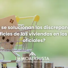 Una casa de madera en un carrito de compras, con monedas apiladas. El texto pregunta cómo solucionar discrepancias de superficies en viviendas, sugiriendo un expediente de exceso de cabida.