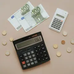 Billetes de 100 euros, monedas y calculadoras sugieren una revisión hipoteca.