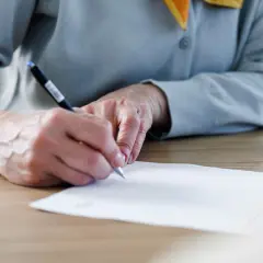 Manos firmando un documento importante, un momento clave donde se firma la fe.