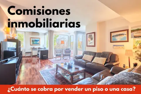 Salón moderno con sofás de cuero y mesa de centro. El texto pregunta: ¿cuánto cobra una inmobiliaria por vender un piso?