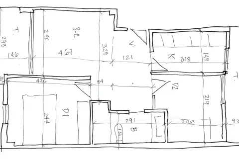 Plano de una casa con medidas. Se aprecian habitaciones, pasillos y posibles divisiones.