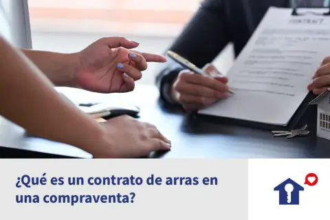 Manos firmando un contrato de arras, símbolo de un acuerdo inmobiliario.