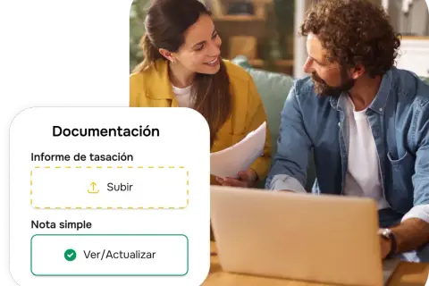 Pareja revisa documentación para saber cuanto cuesta tasar una vivienda. Subir informe de tasación y ver nota simple.