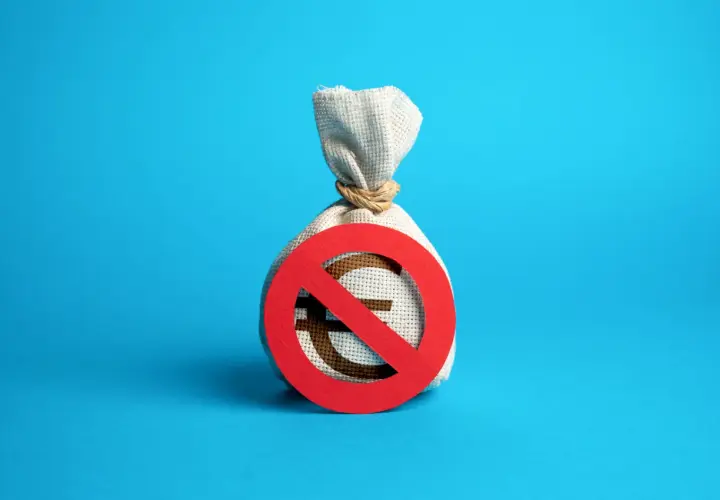 Bolsa de dinero con símbolo de prohibido. Se puede vender una propiedad si un heredero no quiere, pero puede haber complicaciones.