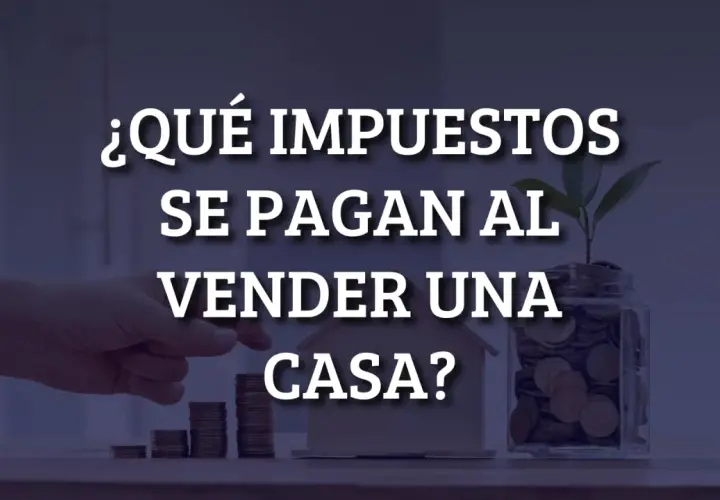 ¿Qué impuestos se pagan al vender una casa? Mano colocando monedas en una alcancía con una casa de madera y una planta.