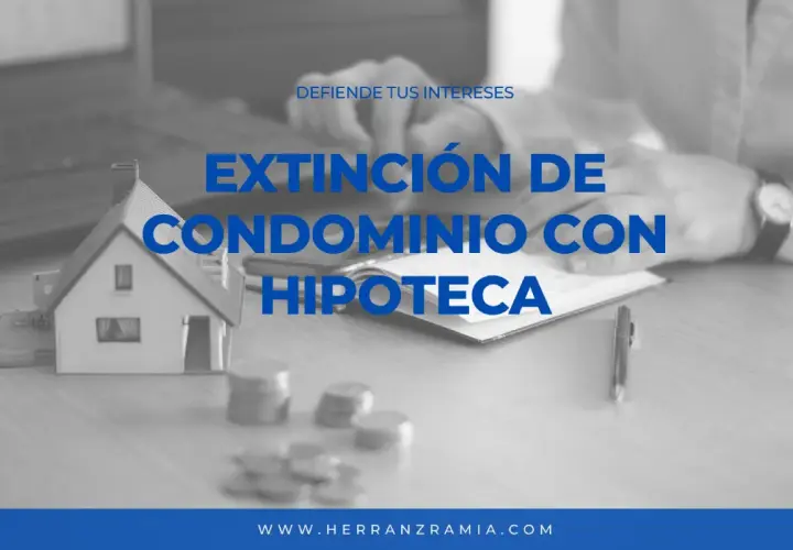 Modelo de casa, monedas y texto "Extinción de condominio con hipoteca". Defiende tus intereses.
