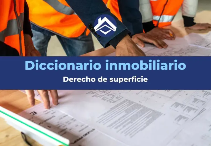 Manos revisando planos de construcción, discutiendo el derecho de superficie.