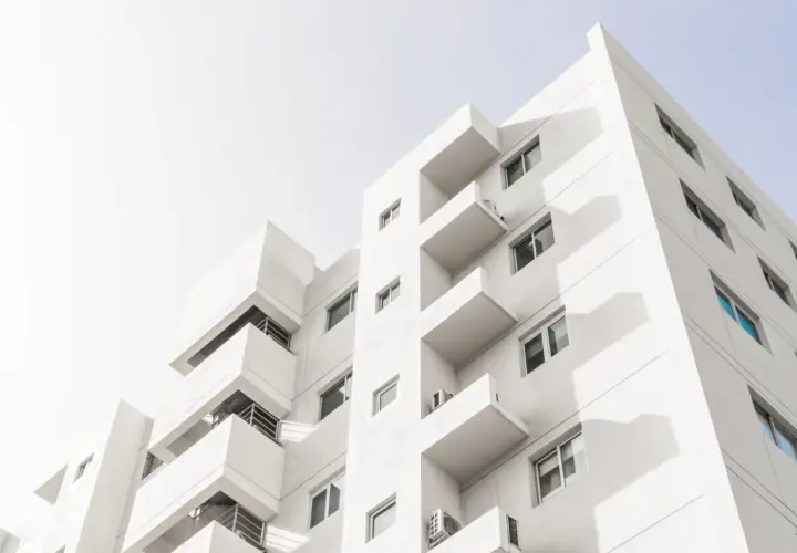 Edificio blanco moderno con balcones escalonados y ventanas. La **irph situación actual** se refleja en la arquitectura limpia y funcional.