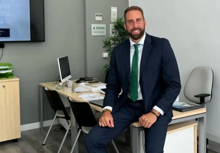 Agente de Tecnocasa, agencia inmobiliaria, sonríe en su oficina. Las reseñas de clientes avalan su profesionalidad.