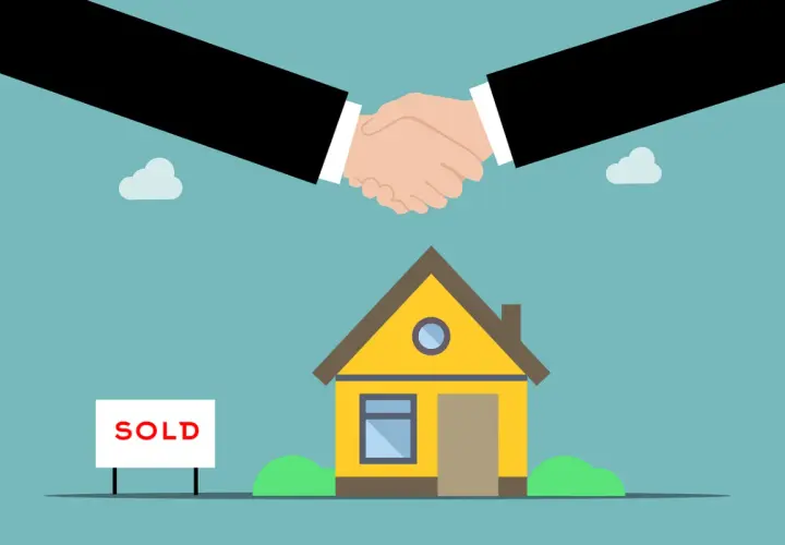A handshake seals the deal on a yellow house with a "SOLD" sign. This signifies successful property transactions and the associated honorarios inmobiliaria.