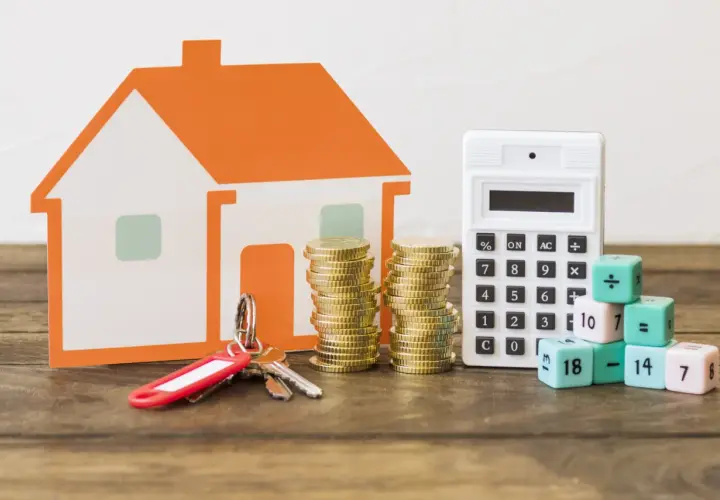 Casa naranja, llaves, monedas y calculadora. Los dados con números y símbolos matemáticos ilustran los gastos a la hora de comprar un piso.